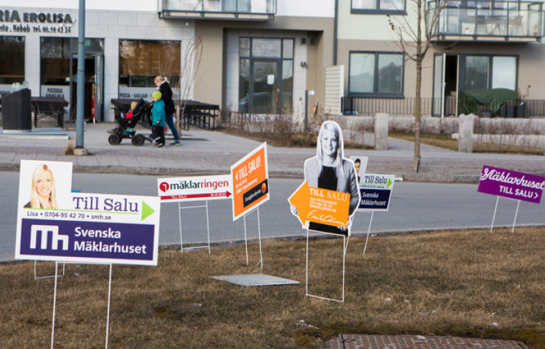 Till salu-skyltar fastighetsmäklare